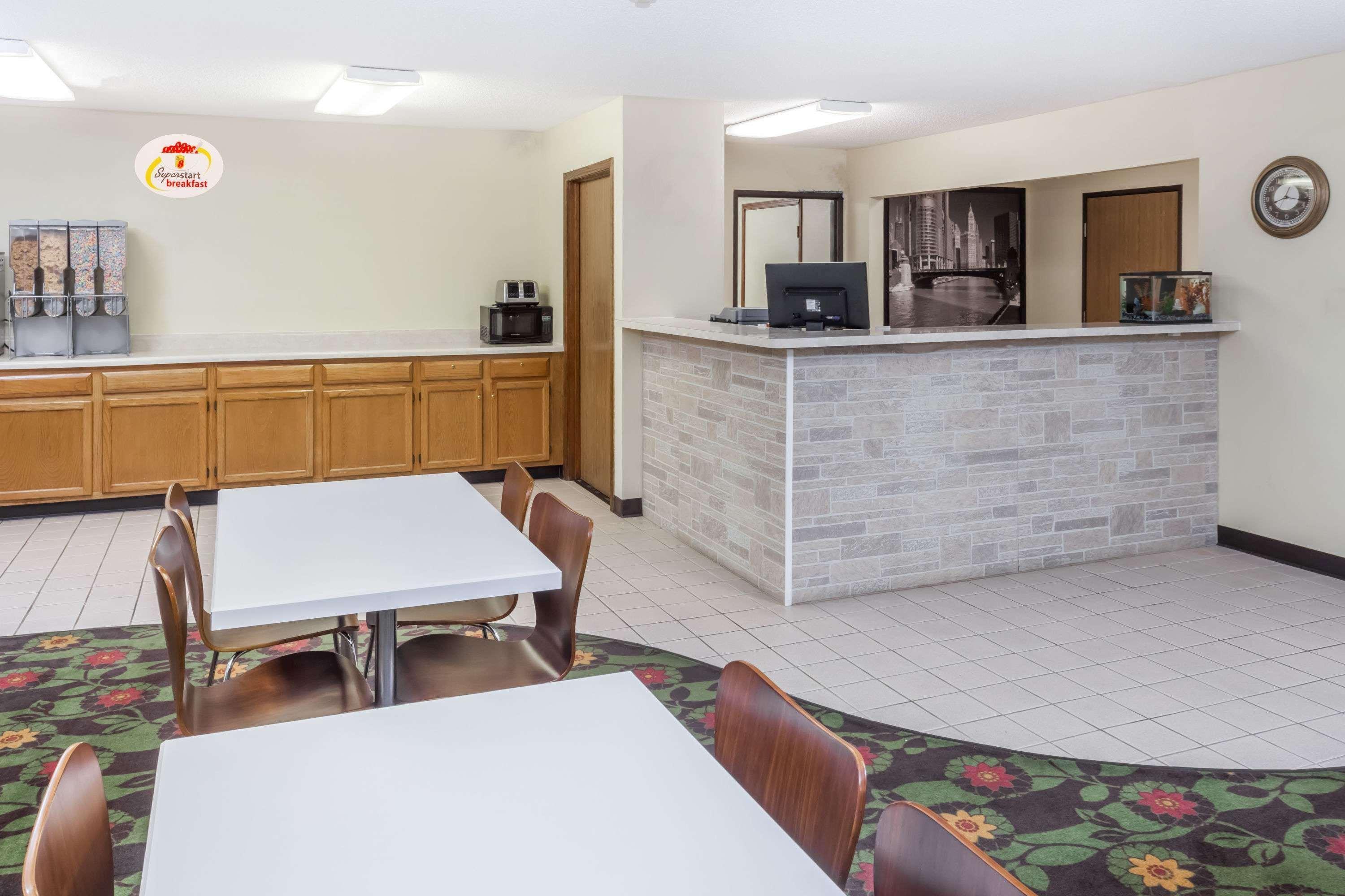 Super 8 By Wyndham Pekin/Peoria Area Hotel Exterior photo