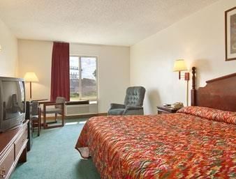 Super 8 By Wyndham Pekin/Peoria Area Hotel Room photo